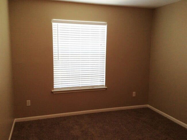 Building Photo - 2210 2 Trail Dr