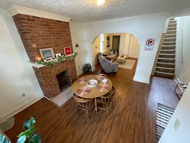 Photo - 211 Dunseith St