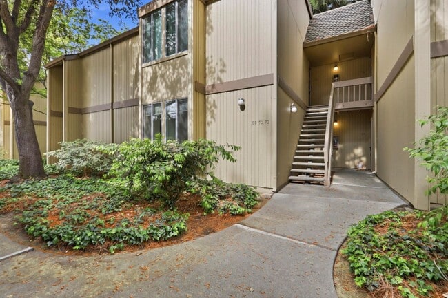 Building Photo - Move-In Ready 2 Bedroom/1 Bathroom Condo in The Heart of Mountain View!