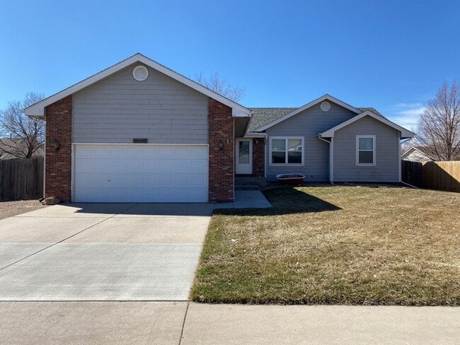 Building Photo - 4 Bed 2.5 Bath Home in Windsor