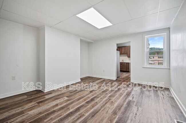 Photo - 5158 Gloster St