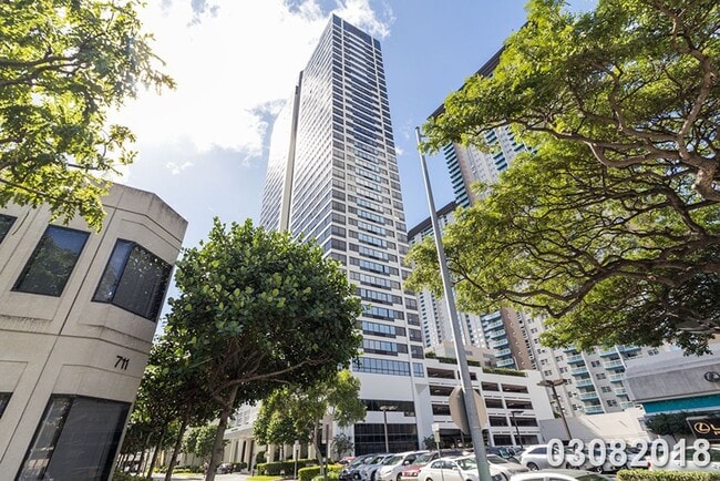 Building Photo - $3,500 / 2br - 896ft2 - Renovated and Modern 2BR/2BA/1PKG unit in the Royal Capito