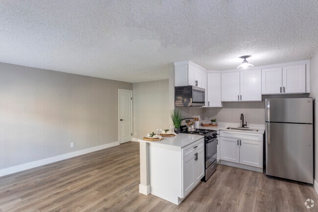 1BR - 1BA, 570SF