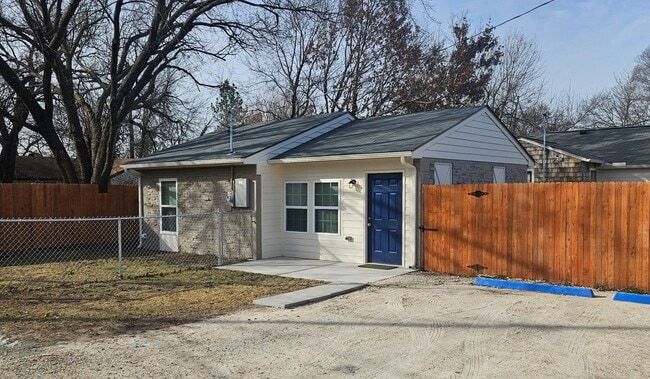 Building Photo - (1) Bed/(1) Bath Newly Remodeled Avail Mid-July! Direct Access off Alameda.