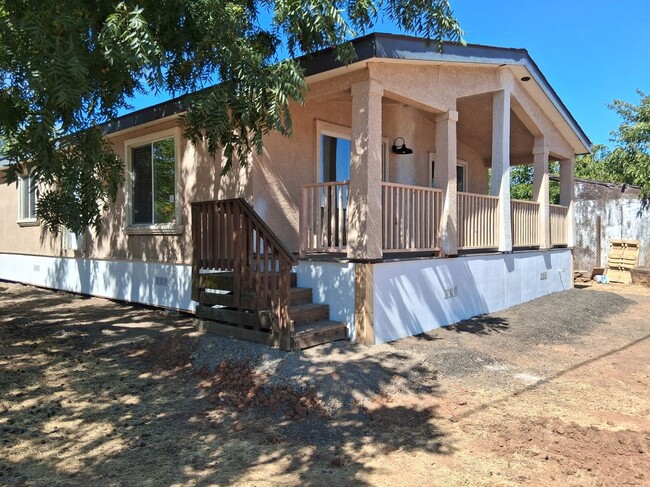 2652 California 70, Front House