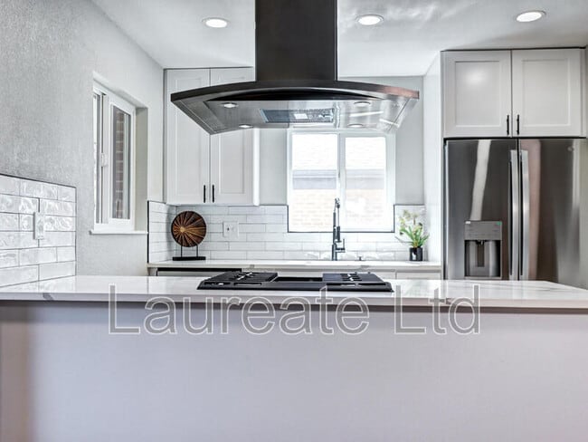 Photo - 3033 Leyden St