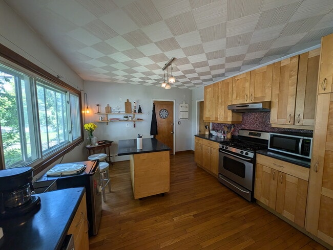 Building Photo - 85 Gladstone St Unit 3