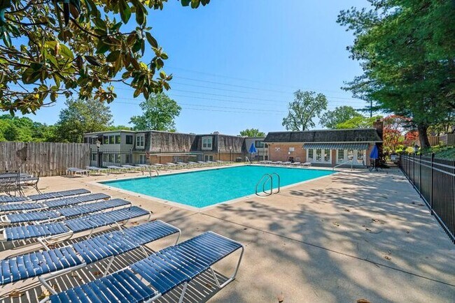Photo - Beautiful 2 Bedroom / 2 Bath Apartment in Green Hills Under $2000! Unidad APT 27
