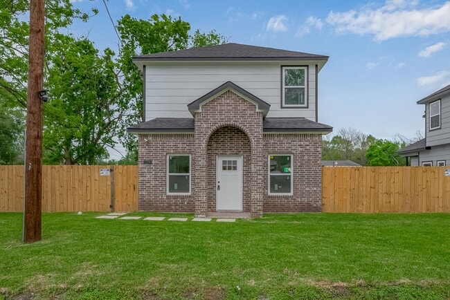 Building Photo - AFFORDABLE 4BD/2.5BA SINGLE HOUSE!