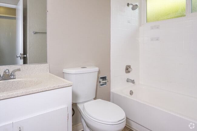 1BR, 1BA - 670SF - Bathroom
