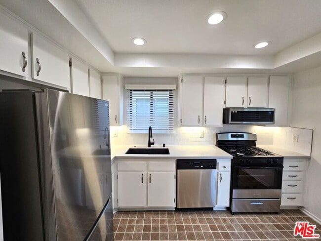 Building Photo - 2349 S Bentley Ave Unit 8