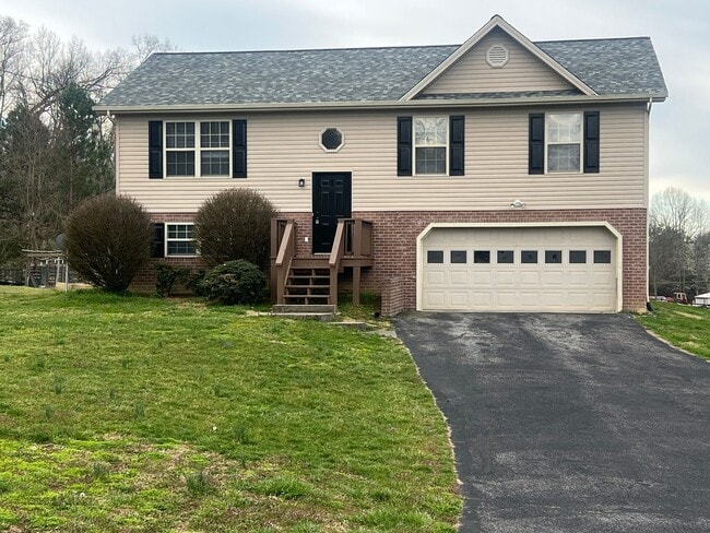 Photo - 3 bedroom / 2 bath + den located in Jonesborough