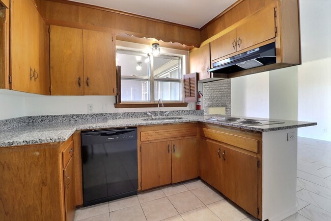 Photo - 5115 E 17th St