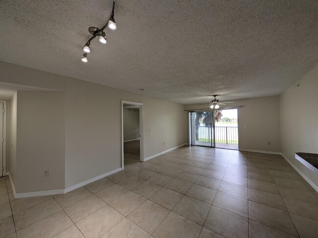 5011 Wiles Rd Unidad 208