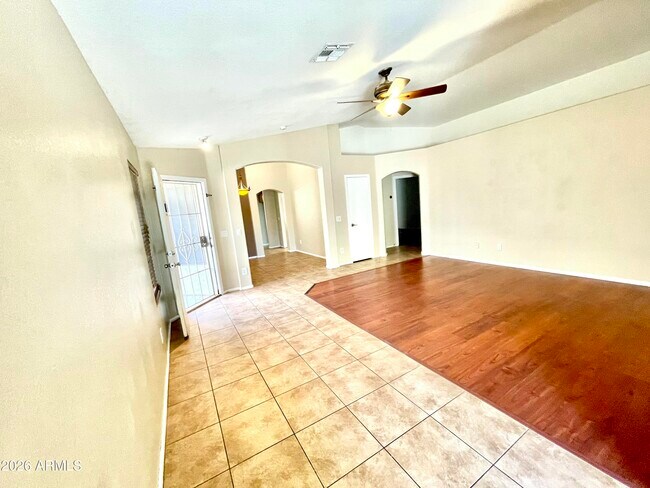 3229 E Tonopah Dr