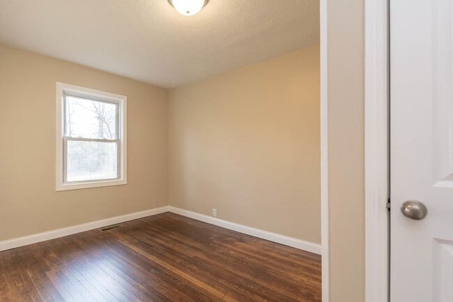 Photo - 2404 E 8th St