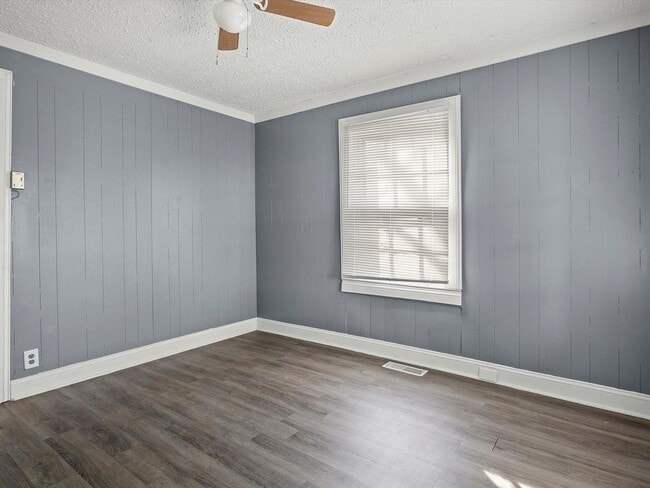 Photo - Spacious 2 Bed, 1 Bath Apartment