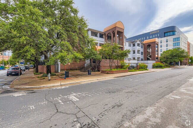 Building Photo - "Charming 1-Bedroom Haven in Austin's Hear... Unit 318 Rental