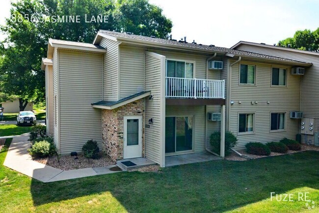 Building Photo - Stunning 2 BD / 1 BA Eden Prairie Town home.