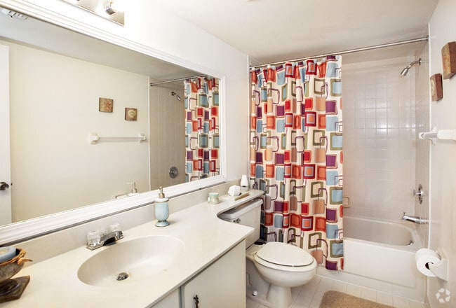 1BD/1BA - 786 SqFt- Bathroom