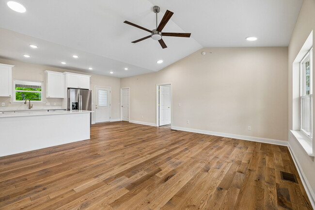 Photo - 553 Skyview Dr