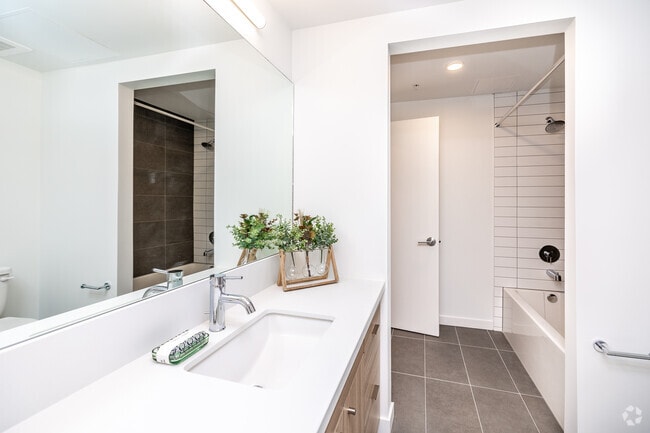 1BR, 1BA - A4/870 SF