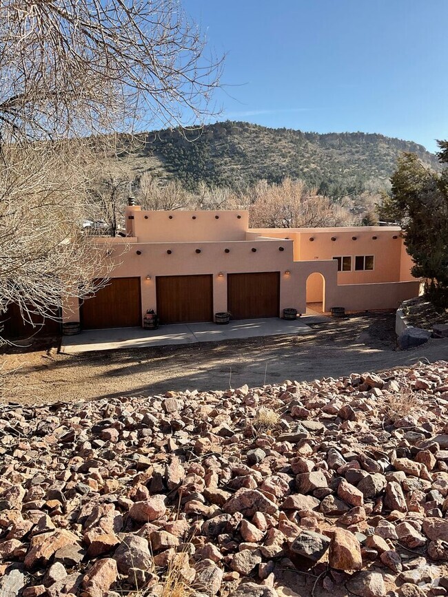 Building Photo - Large Home Near Tunnel Drive and the River