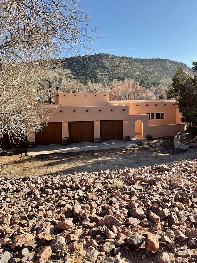 Large Home Near Tunnel Drive and the River - Large Home Near Tunnel Drive and the River