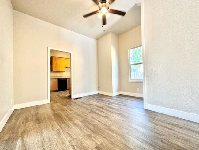 Photo - **Pre-Leasing for Summer 2025** Newly upda...