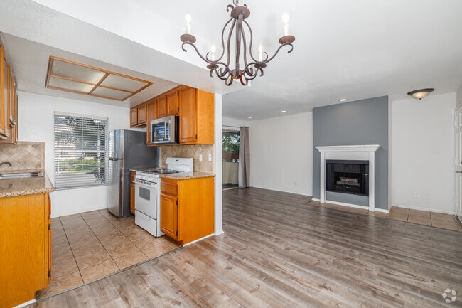 Interior Photo - 14950 Burbank Blvd