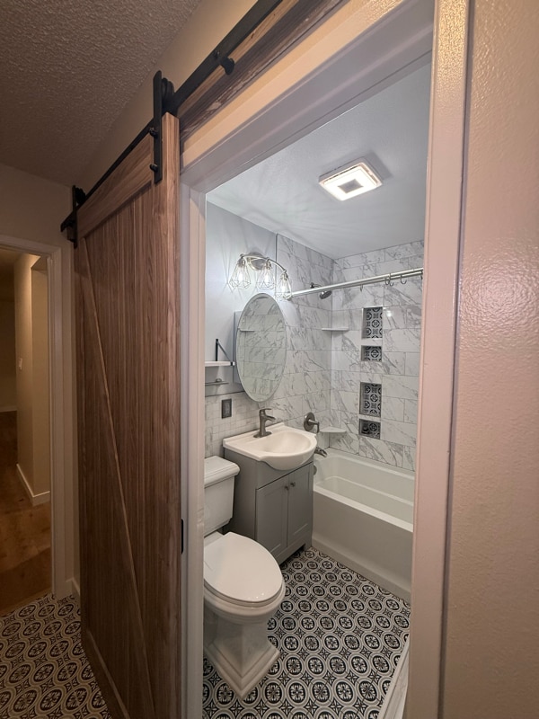 Photo - 319 Jullien Dr