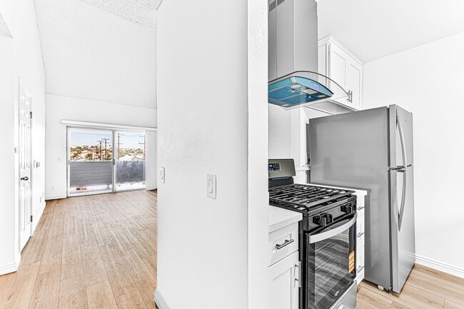 Building Photo - 1070 Loma Ave