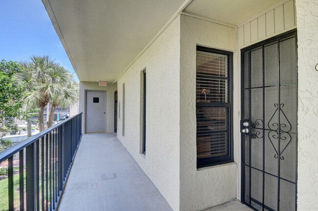 Photo - 18 Royal Palm Way Unidad 202