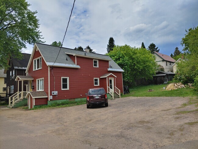 East side of house & parking - 835 Warren St Unidad 835 Warren St