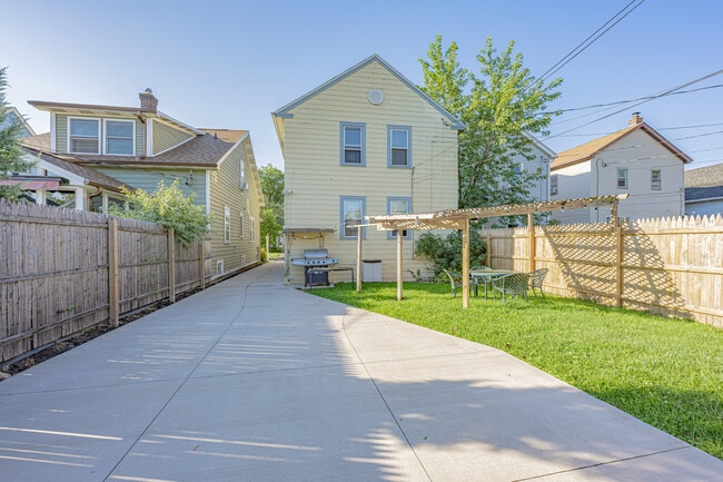 Photo - 118 Nassau Ave Unidad Upper Apartment