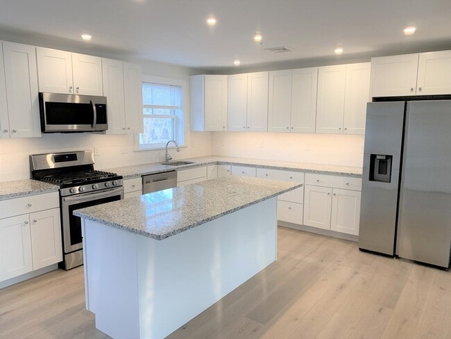 Building Photo - 1 Broadway Ave Unit 6