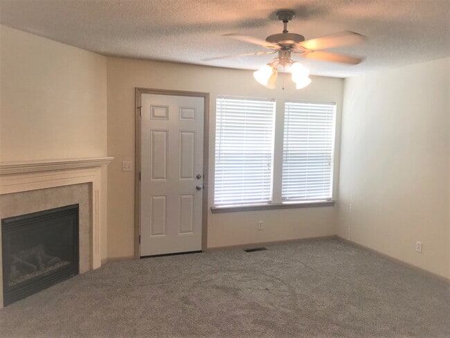 great room - 9844 N Lewis Ave