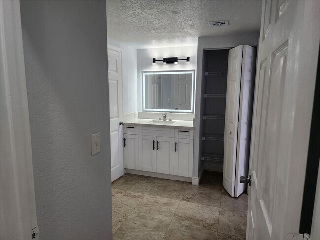 Photo - 2549 Centergate Dr