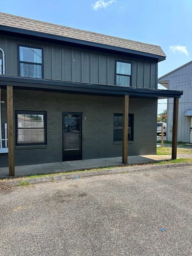 Building Photo - 904 Coldwater Rd Unit 904 Coldwater Road #7