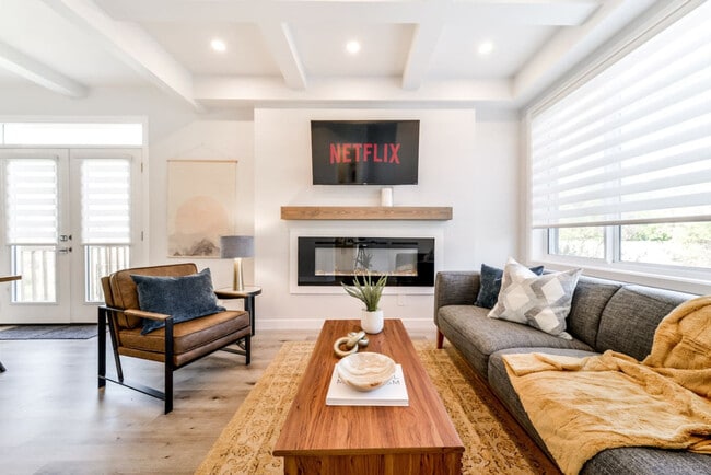 Building Photo - 15809-15897 97 Ave NW