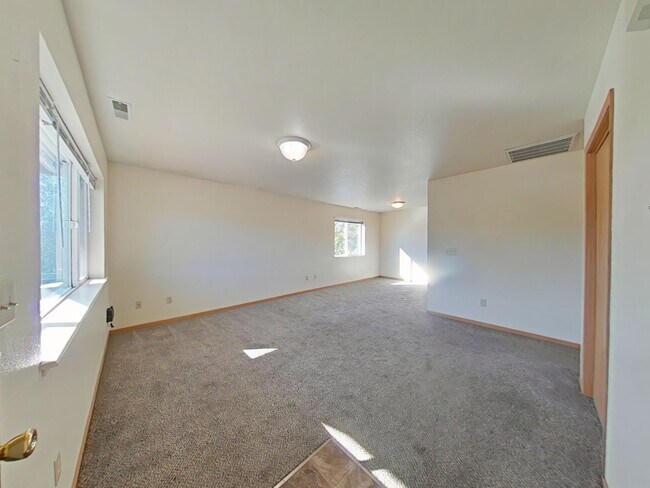 Photo - 3 Bedroom with DETACHED GARAGE! Great Cent... Unidad A