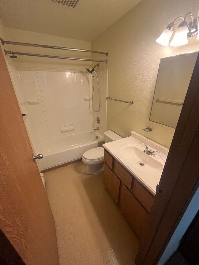Photo - Partially furnished/heat included/4 bedroom