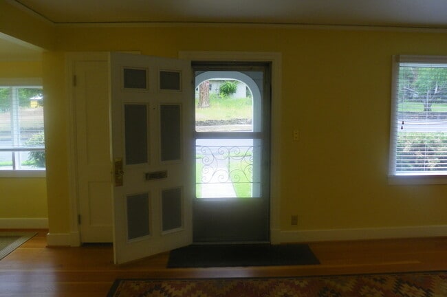 Photo - PETS CONSIDERED! Located in Bend's HISTORIC District, Walk to Drake Park! A/C, All Appliances, Ha...
