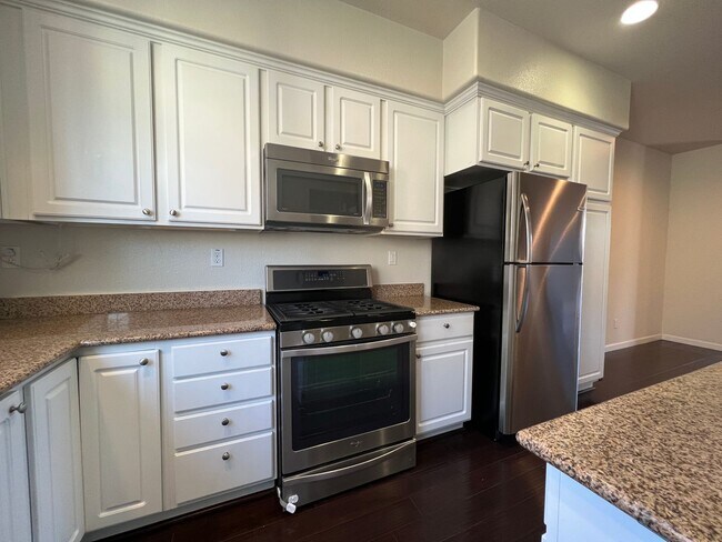 Photo - Gorgeous Tri-Level 3 bedroom 3.5 bath Town...