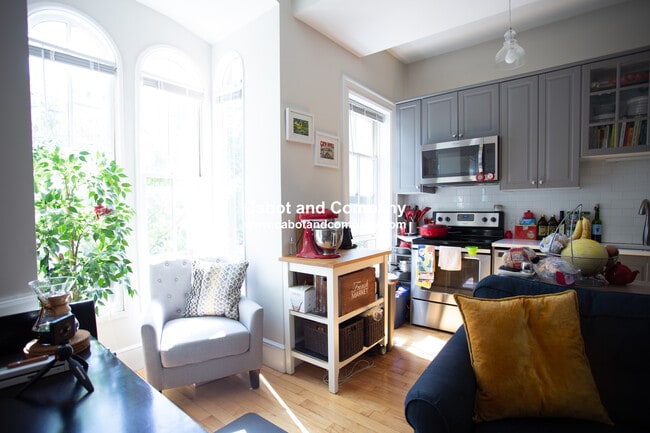 Building Photo - 637 Tremont St Unit #1 Rental