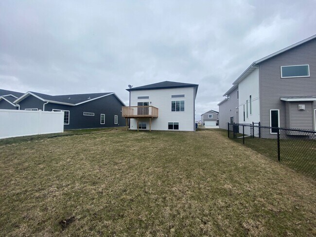 Building Photo - 3-Bed, 3-Bath Single Family Home in Moorhead!