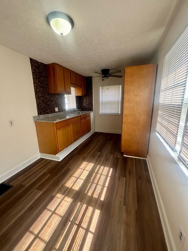 Photo - 1305 Larchmont Ave