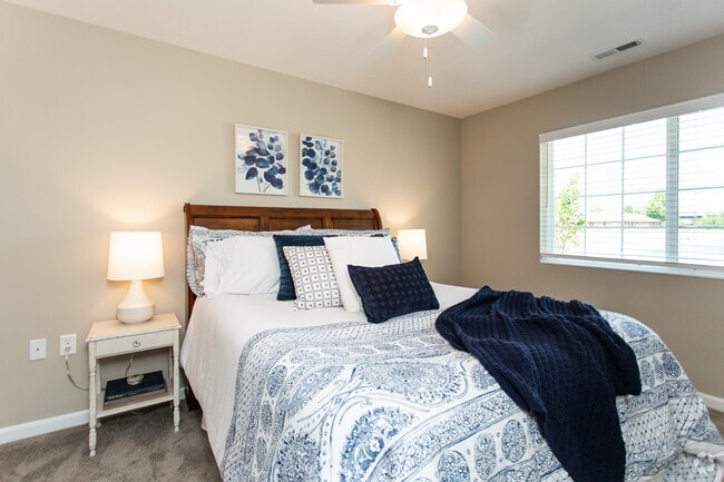 2BR, 2BA - 1,040 SF - Deerwood