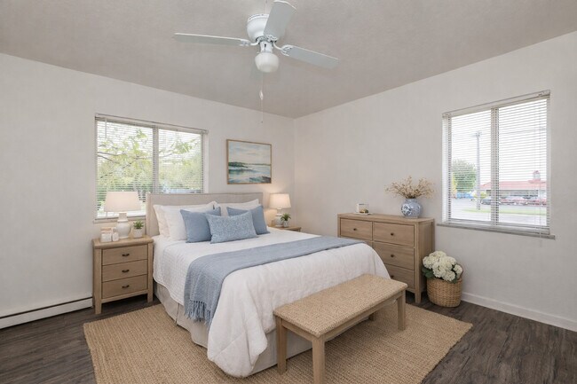 Photo - Water's Edge Apartments