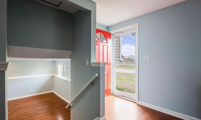 Photo - Newly Renovated Hillview Bi-Level! House